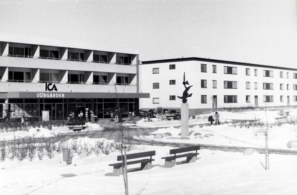 Bostadsområdet Sörgården med torget utanför ICA Sörgården