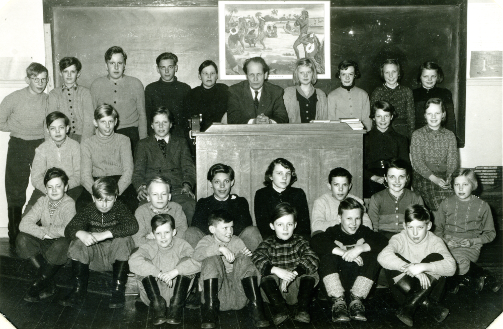 Stående från vänster: Lars Jansson, Folke Eljebrant, Bernt Wiman, Sören Eriksson, Jan-Olov Jansson, läraren Halvar Hedler, Lissy Jansson, Ebon Karlsson Edling, Siv Berggren, Ingrid Andersson.
Sittande bakre raden: Sven-Olov Andersson, Lars-Olov Westerlund, Sune Johansson,  Gunilla Bergström, Marianne Johansson.
Sittade mellersta raden: Ulf Thorsjö, Sven-Olov Berglund, Ulf Ritzén, Stig-Erik Bergkvist, Barbro Bergström, Per-Erik Asplund, Svea Andersson, Ingabritt Sjöblom.
Sittande främre raden: Karl-Olov Wiberg, Sven Karlsson, Tord Johansson, Timo Ekholm, Åke Jansson.
Originla och uppgifter: Timo Ekholm.