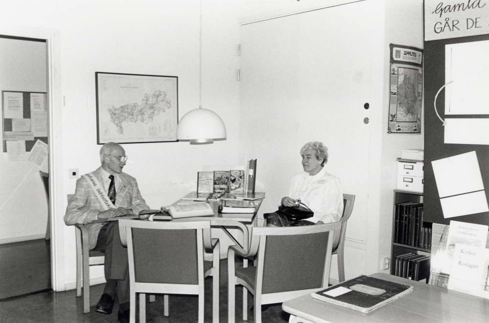 Bokfest 1993 med tema Rum för kunskap.  Från Vallentuna biblioteks vänner deltar Gunnar Käller med uttydning av gamla handskrifter och Gunhild Nylén Hillbo med information om litteratur om Vallentuna ur Vallentunabibliografin