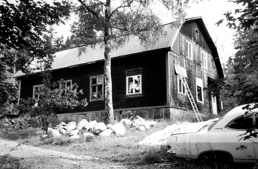 Gamla Filadelfiakapellet i Sursta i västra Vallentuna. Tomten köptes 1921, fastighetsbeteckning Sursta 1:10.  Kapellet invigdes 1921.  Sedan Åbybergskyrkan byggts 1978 flyttade de flesta medlemmar vidare dit eller till andra kyrkor.  Kapellet såldes som privatbostad och reparationsarbete påbörjades men har 2006 ej slutförts