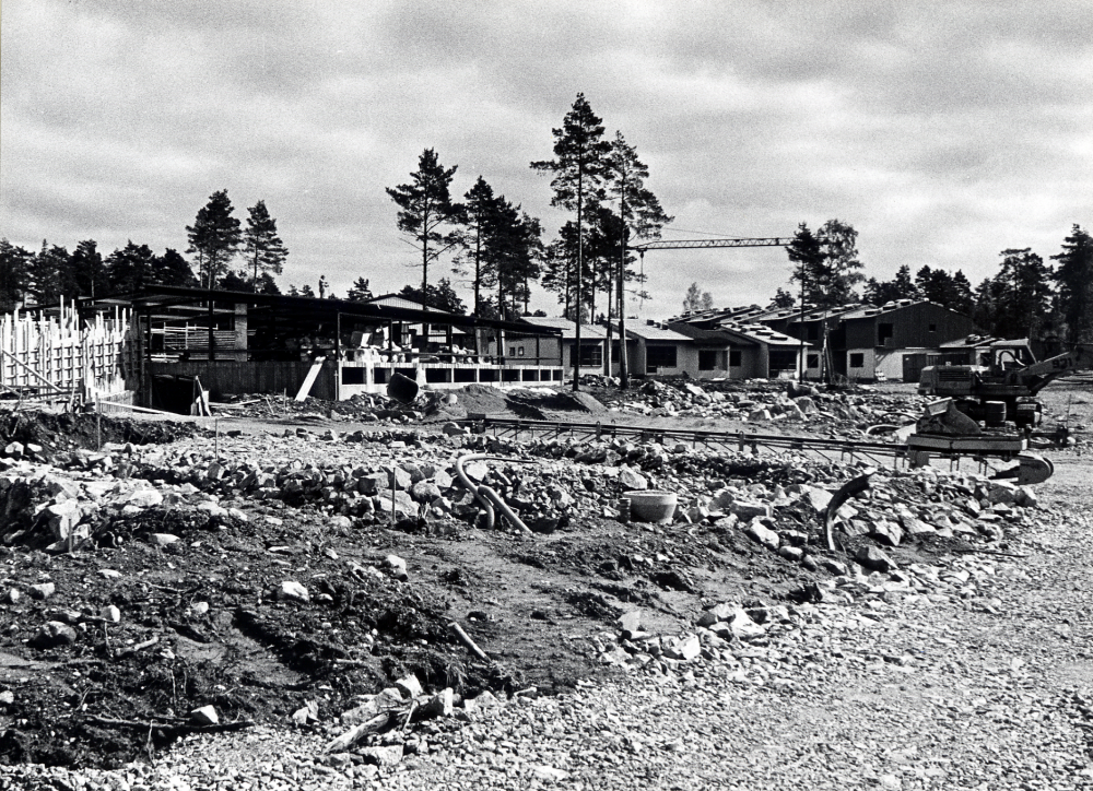 Kragstalund i södra Vallentuna vid gränsen mot Täby. Ett stort område med omväxlande småhus och gruppbebyggelse i olika storlekar. Byggnadsarbetena påbörjade 1976/77