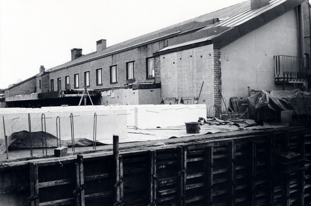 Gamla Konsumhuset byggs om med en utbyggnad på västra entrésidan som byggs samman med det nya Domusvaruhuset