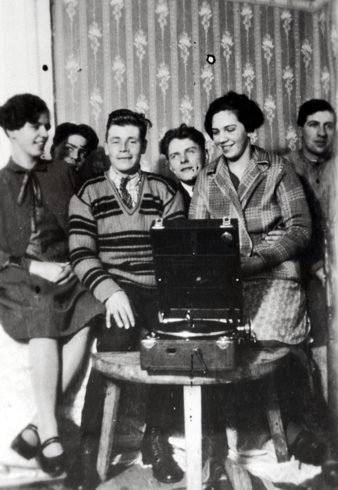 Ungdomar med vevgrammofon i salen på Helgö gård i Frösunda.  Fr v sitter Karin Helgöstam, Seth Helgöstam, Helge Jansson, Christian Laurell, Signe Helgöstam och Helge Helgöstam