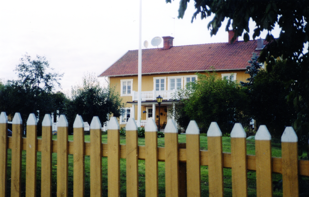 Sörgården Ledinge. Gården kom i den nuvarande ägarens släkts ägo 1920. År 1966 slutade man med mjölkkor och satsade istället på spannmålsproduktion med flera sidoarrenden. Sörgården i Ledinge har fastighetsbeteckning Ledinge 3:1.