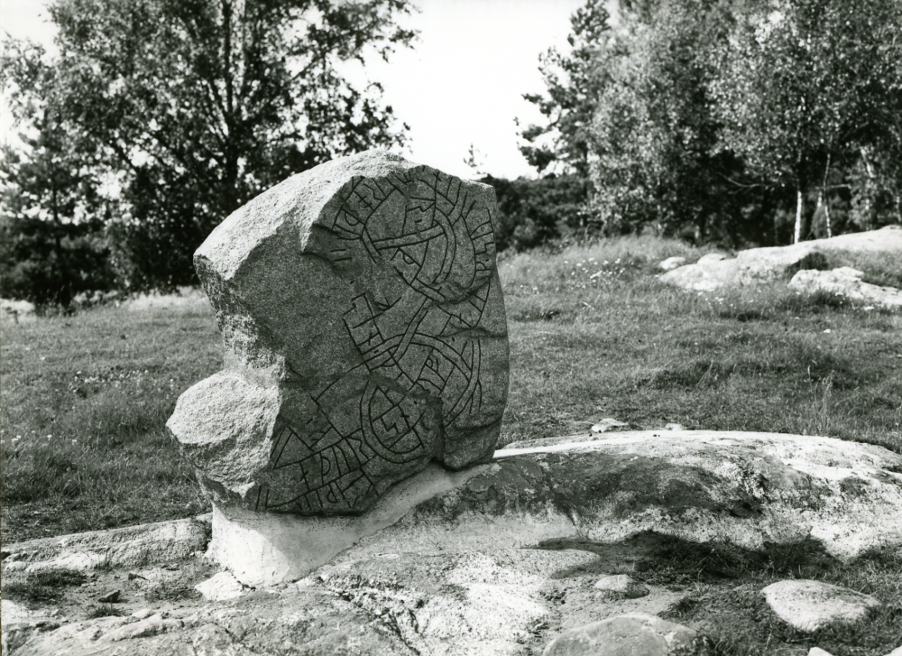 Runsten med beteckningen U237 vid Gullbron, utmed västra sidan av infartsvägen till Lindönäs, ett stycke norr om landsvägen Vallentuna - Upplands Väsby. Runstenen stod tidigare vid Gullbrons södra ände mitt emot U238.