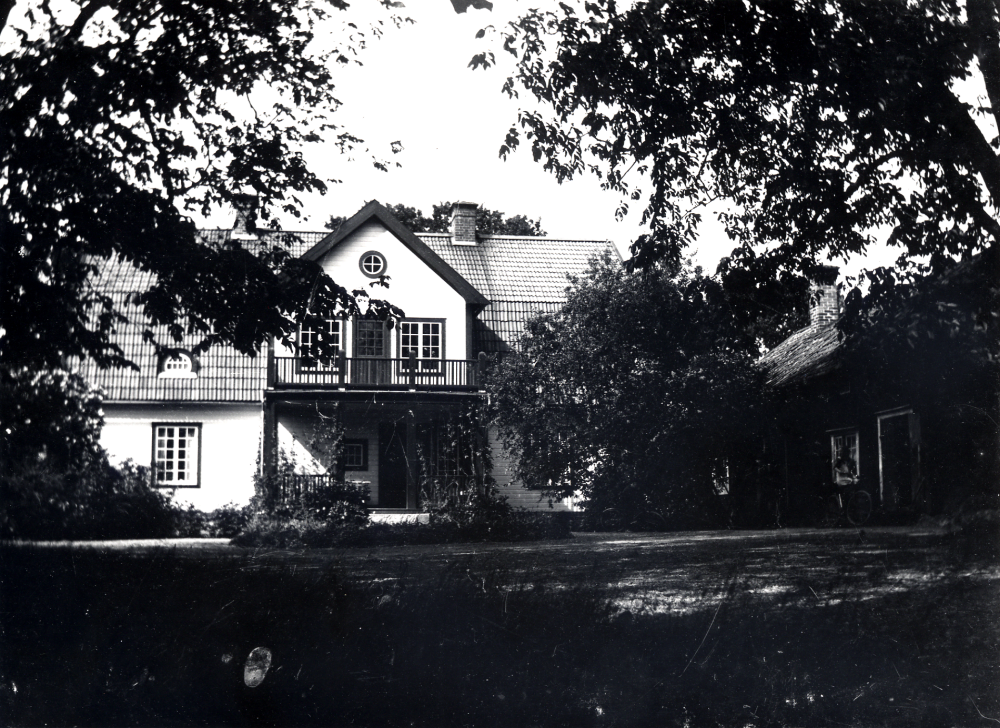 Frösunda prästgård byggdes 1918.  På dess plats fanns tidigare ett envånings ljusrappat hus, som revs 1917.  Se 40 01 04: 22