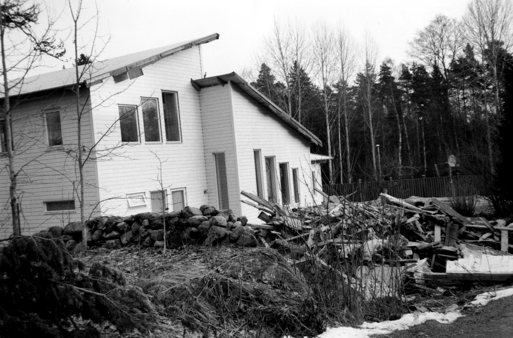 Nytt hus vid Bylevägen är nästan färdigbyggt.  På tomten ligger rivningsresterna av Nordlunda, ett litet rött hus nära Byles gamla hållplats