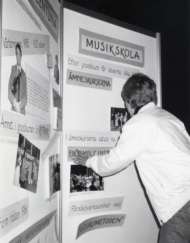 Vid  Föreningarnas festival  i  Vallentuna ishall  19-21 april 1986 fick föreningar och kommun presentera sin verksamhet med utställningar, sång och musik. Musikskolans skärm, sammanställd av  Eva Rahmvist  och textad av  Gun Hillbo  nålas upp på skärmen av  Gunilla Berg   Vallentuna musikskola