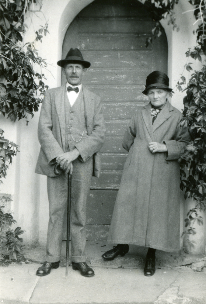 Viktor Emanuel Holm född 1875-11-27, Markims lantbrevbärare och kyrkvaktmästare, med hustrun Emma Vilhelmina Holm född Kvist 1874-07-07, framför porten till Markim kyrka.

Uppgifter: Holm, Viktor Emanuel, f. 1875 i Skånela Stockholms län, Torpare
Qvist, Emma Vilhelmina, f. 1874 i Markim Stockholms län
Fyra söner: Birger Emanuel, f. 1901 i Danderyd Stockholms län
Gustaf Evert, f. 1903 i Markim Stockholms län
Johan Herbert, f. 1904 i Markim Stockholms län
När yngste sonen Gerhard föddes 1918, bodde inte familjen kvar i torpet Nydal, Markim.