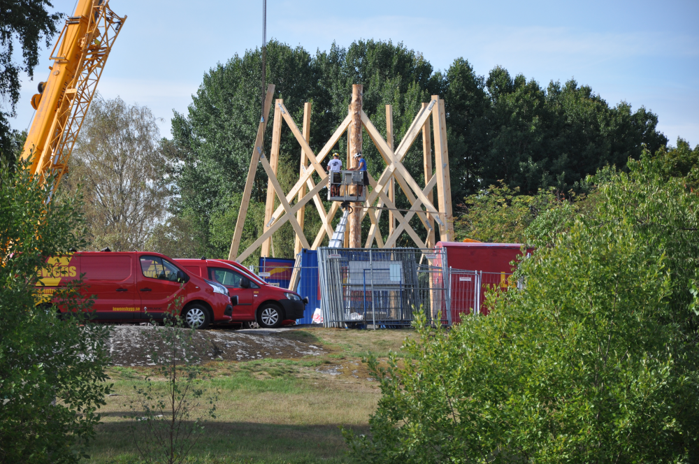 Väsby kvarn återuppbyggs hantverksmässigt i trä. Den nya kvarnen ska till det yttre se ut som den nedbrunna Väsby kvarn men kommer sakna kvarnens funktioner.

Bakgrund: Väsby kvarn uppfördes omkring 1865 och var i bruk fram till 1912. Vallentuna hembygdsförening fick kvarnen som gåva 1959 av den sista ägaren till Väsby gård, Hanna Carlsson.Genom sitt läge på en liten höjd mellan Vallentuna kyrka och Kvarnbadet har Väsby kvarn utgjort ett välkänt landmärke och blivit en symbol för Vallentunabygden. Väsby kvarn totalförstördes vid en brand den 30 mars 2008. En omfattande yttre renovering av kvarnen var just avslutad och den inre renoveringen skulle påbörjas under 2008. I oktober 2017 tog kommunfullmäktige beslut om att återuppbygga landmärket Väsby kvarn i ett samarbete mellan Vallentuna kommun, innevånare, näringsliv och ideella krafter.
