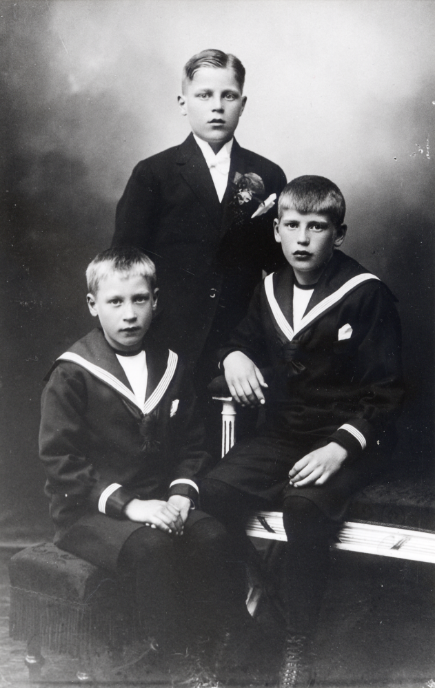 Helge Henningsson har konfirmerats i Engelbrekts kyrka i Stockholm.  Med på fotografiet är de yngre bröderna Bernhard och Stig. Pojkarna är söner till banmästare Henning Henningsson och hans  hustru Berna  som var barnmorska i Vallentuna.  Familjen bodde i Villa Klippan.  På dess plats ligger 1969 daghemmet Videgården