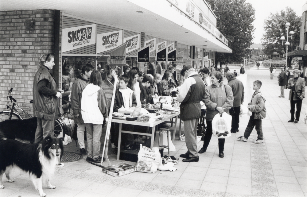 Vallentuna marknad på Tuna Torg med bl a loppmarknad.  Marknaden arrangeras av Vallentuna hembygdsförening