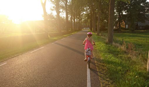 Det här kan du göra för miljön och klimatet, flicka cyklar längs alle