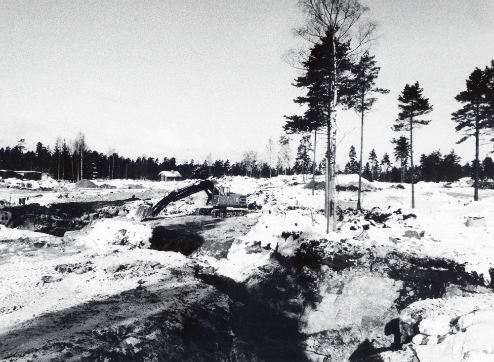 Anläggningsarbete för det nya bostadsområdet Kragstalund. Längst t v vid Stockholmsvägen syns arbetarbodarna och bakom grävskopan torpet Kragstalund