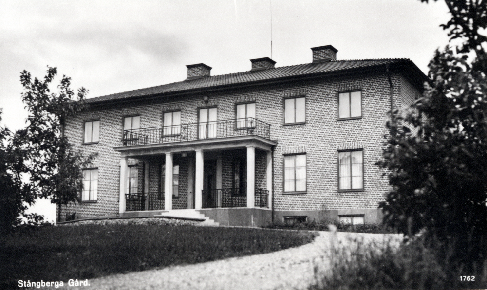 Stångberga gård. Byggdes 1941 i sten och ersatte en vit träbyggnad som brann ner någon gång på 1930-talet. Den vita träbyggnaden låg öster om den högra gaveln i bilden. Detta framgår vid jämförelse mellan olika flygfotografier över området. Bilden av detta gårdshus sammanfaller med bild i boken Sveriges bebyggelse som utgavs 1952. Fastigheten förvärvades av familjen Birgitta Lannek 1951. Byggnaden har tillbyggts någon gång mellan 2000-2010.