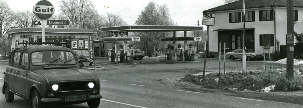 Till vänster skymtar en livsmedelsbutik. Till höger i tvåvåningshuset flyttade Ingas bar in i bottenvåningen från sin tidigare plats på parkeringen.