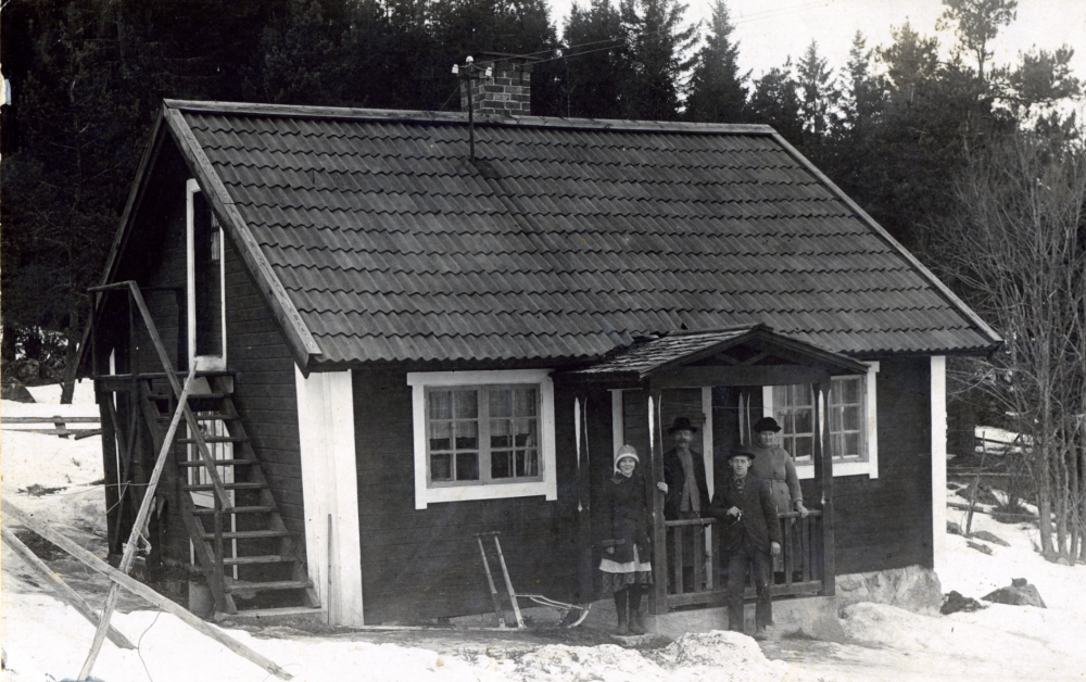 Bild från Markim med anknytning till familjen Holm. Okänt motiv, namnuppgifter saknas.
EFTERLYSNING! Hör av dig till bildarkivet om du har information om bilden.