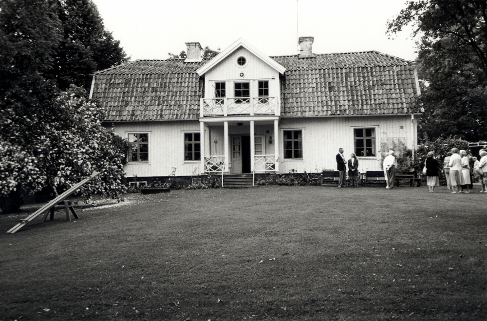 Markims prästgård, sedan början av 1950-talet privat bostad för Gertrud och Yngve  Gustafsson.  Radaktionskommittén för boken Minnen och historia i Markim är inbjudna till prästgården inför presentationen av den nya boken. Fr v kan man bl a se Gunnar Hillbo med blivande sonhustrun Jennifer Swanson, på dagen ditrest från Chicago, och värdparet