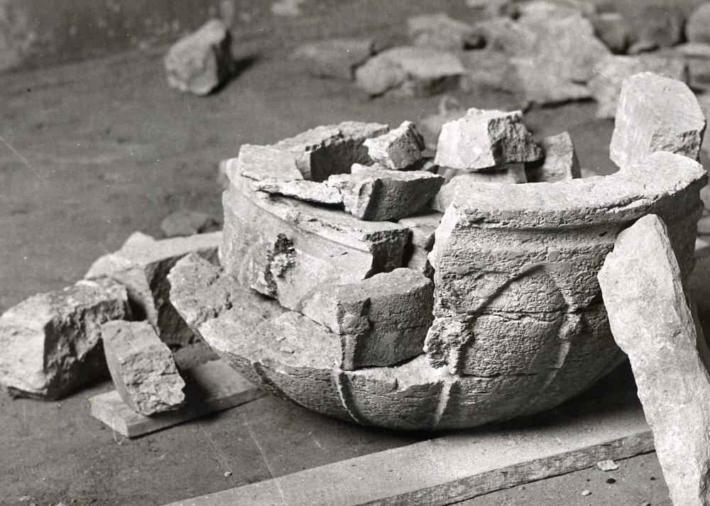 Dopfunt från medeltiden funnen och tillvaratagen vid restaureringen av Vallentuna kyrka år 1937