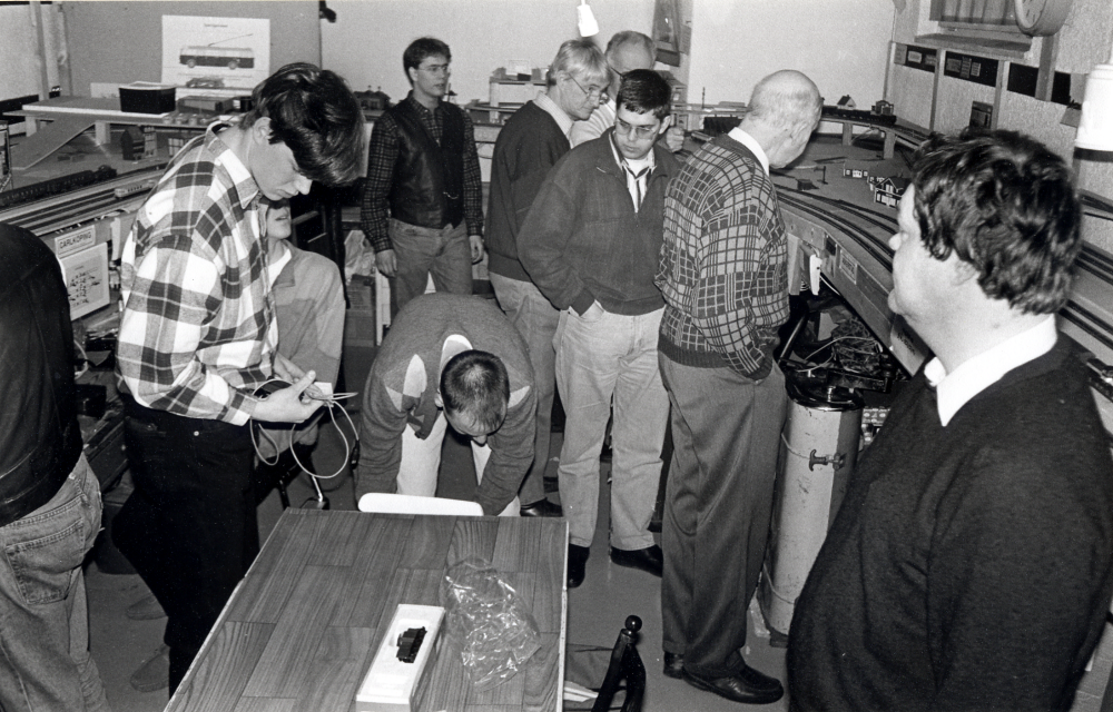 I en källarlokal i Vallentuna driver  ett tjugotal entusiaster Fagerlands kustbanors modelljärnvägsförening. Under en trafikkväll i februari står fr v delvis skymd Jonas Sjöberg, Daniel Ahlgren, Ottar Barth Magnus,  Mischa Persson, Georg Bart Magnus, Jan Peter Harboe, Peter Sjöqvist, Pär Kroon och Ulf Berlin.  Nedböjd  framför bordet står Mikael Hillbo