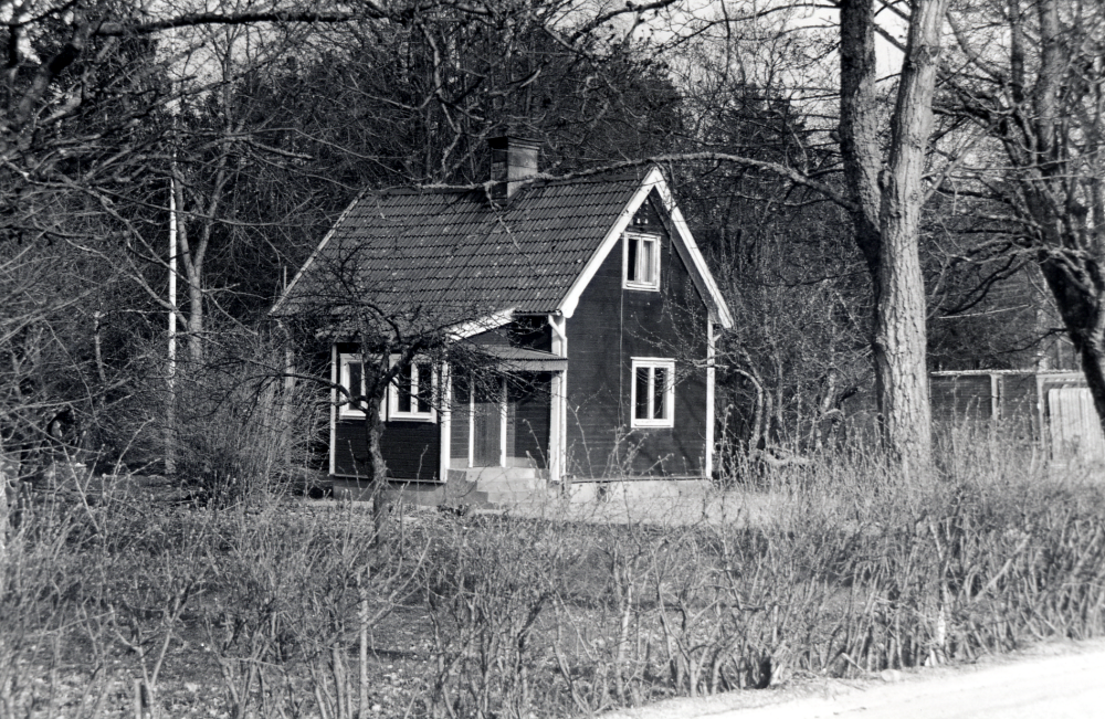 Uthus vid Olofshov.  Bostadshuset byggdes 1926 av Bertha och Henning Andersson och fick namnet Olofshov. Sedan kommunen köpt marken har bl  Moderaterna haft lokaler i huset.  De senaste åren har trädgården kallats Äppellunden med enklare servering och en möjlighet att t ex äta lunch eller dricka en kopp kaffe bland trädgårdens äppelträd och även spela minigolf.  Bostadshuset revs i april 2000 efter stora stridigheter om områdets utbyggnad