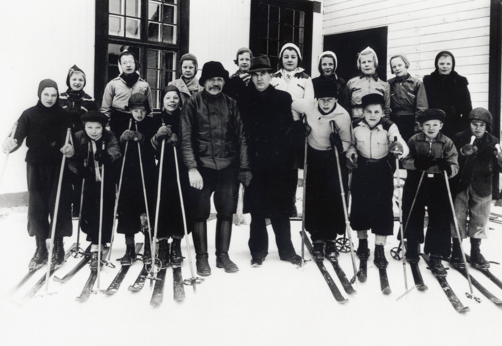 Läraren Wilhelm Kant med skolbarnen vid Markim-Orkesta folkskola vintern 1940.  Några av barnen har skidor.  I bakre raden fr v Ulla Andersson (Thunholm), Rose-Marie Beckman (Söderqvist), Elvy Pettersson, Inga-Lill Eklöf, Britta Hedlund (Bergfors), Ulla-Britt Forsberg (Styffe), Asta Lundkvist (Eriksson), Maj-Britt Jansson (Olofsson) och Ing-Britt Jansson.  I främre raden fr v Stig Gustafsson, Bertil Söderqvist, Roland Lundvall, Sven-Erik Wallén, siste indelte soldaten Sven Bengtsson Gran som hjälpte till med vehuggning och eldning i skolan, läraren Wilhelm Kant, Torwald Lindqvist, Karl-Hugo Gustafsson, Gunnar Söderqvist och Nils-Åke Andersson (Springstedt)