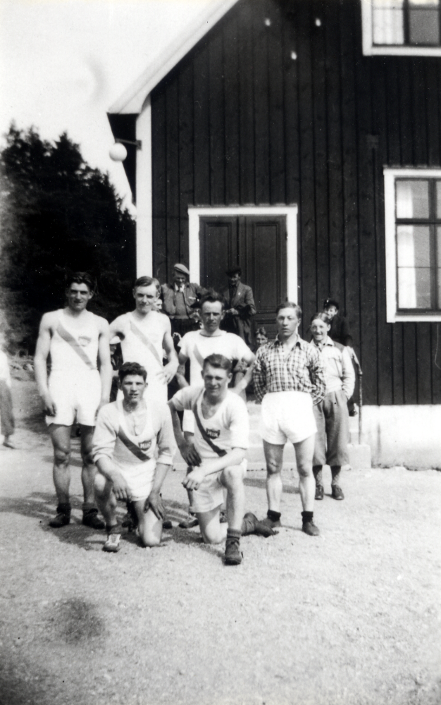 Markims Idrottsklubb startades 1939.  Här är några av medlemmarna utanför Markims församlingshus "Klubbhuset".  I bakre raden fr v står Gunnar Eriksson, Gerhard Holm, Karl Lundwall och Arne Andersson.  Sittande fr v Harry Klintberg och Sven-Erik Jansson.

Se Historia och minnen i Markim, s. 323