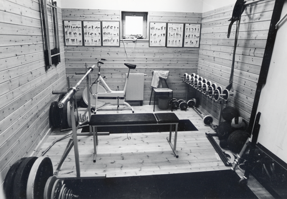 Vallentuna brandstation  vid  Lindholmsvägen  invigdes 1979. Här är stationens  styrketräningsrum