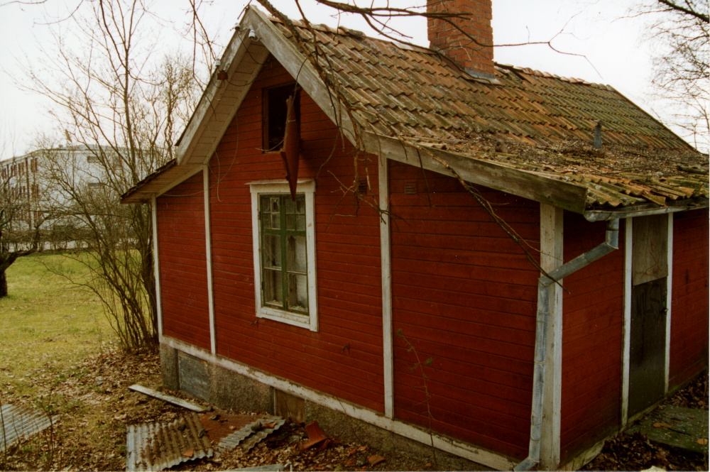Gammalt uthus i centrala Vallentuna. Uthuset var en av de sista byggnaderna som revs i det gamla villaområdet väster om Vallentuna centrum innan servicehuset / äldreboendet Augustendal byggdes på dess plats på Stendösvägen. Uthuset låg vid stenmuren som fortfarande finns kvar mellan Augustendal och Sörgården. "Gula villan" på Sommarvägen 23 är i dag, 2022, en rest av det gamla villaområdet som revs.
