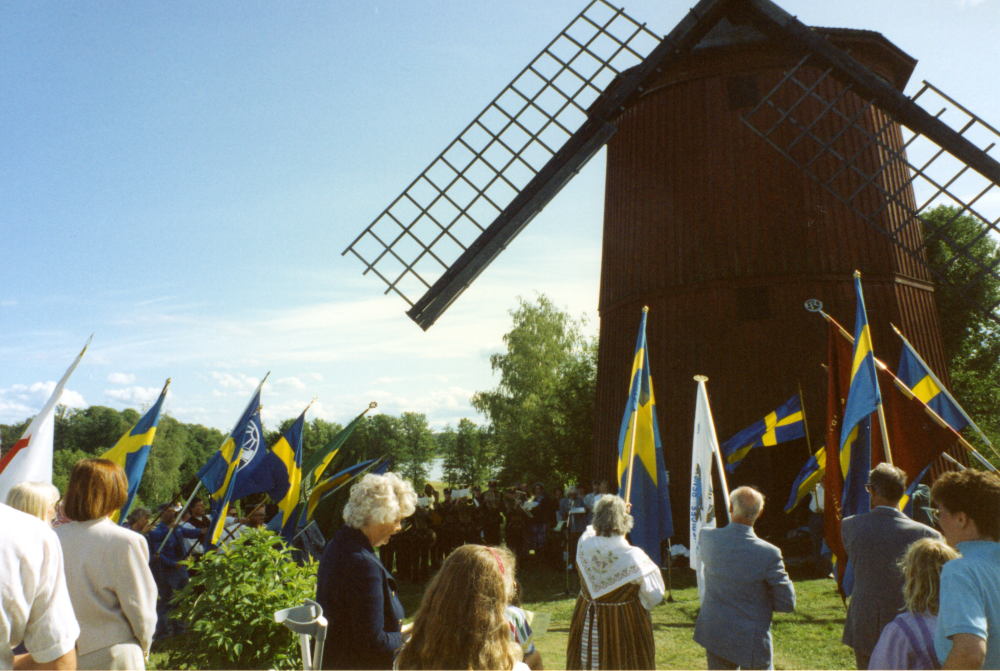 Sveriges nationaldag och svenska flaggans dag firas den 6 juni 1993. Deltagarna har marscherat från Kommunalhusparken till Väsby kvarn med Svenska flaggan och Röda korsets flagga.
Foto och uppgifter: Fredrik Andersson.