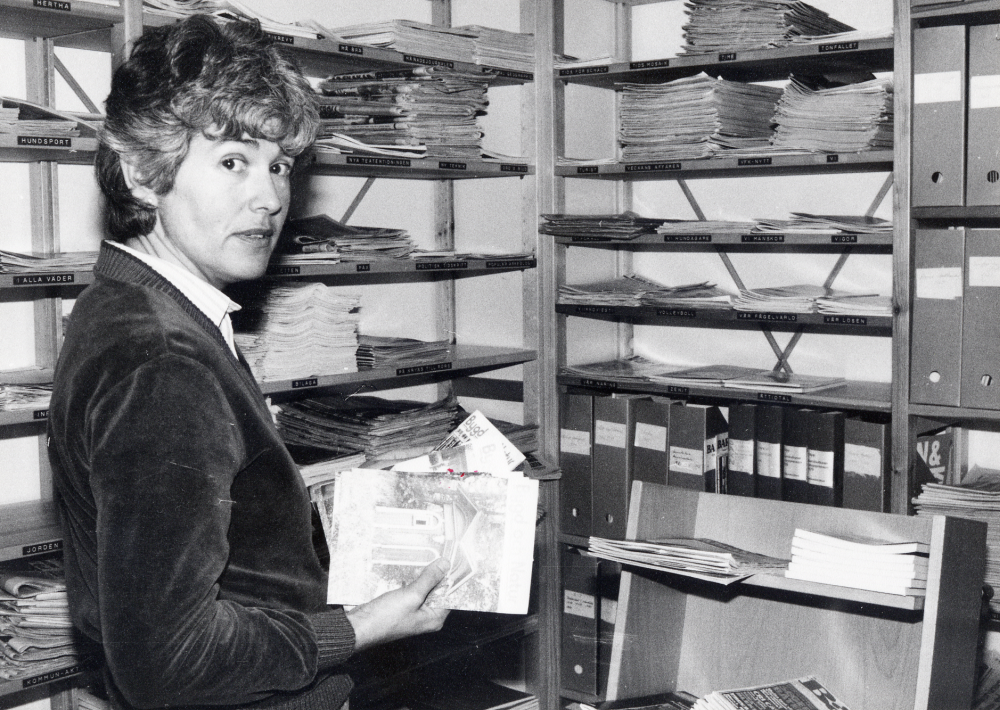 Kerstin Berglund sorterar tidskrifter i närmagasinet bakom expeditionen i Vallentuna bibliotek