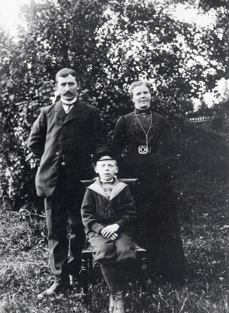 Georg Andersson på Lingsbergs gård i Kårsta tillsammans med hustrun Thyra Andersson och sonen Georg Andersson