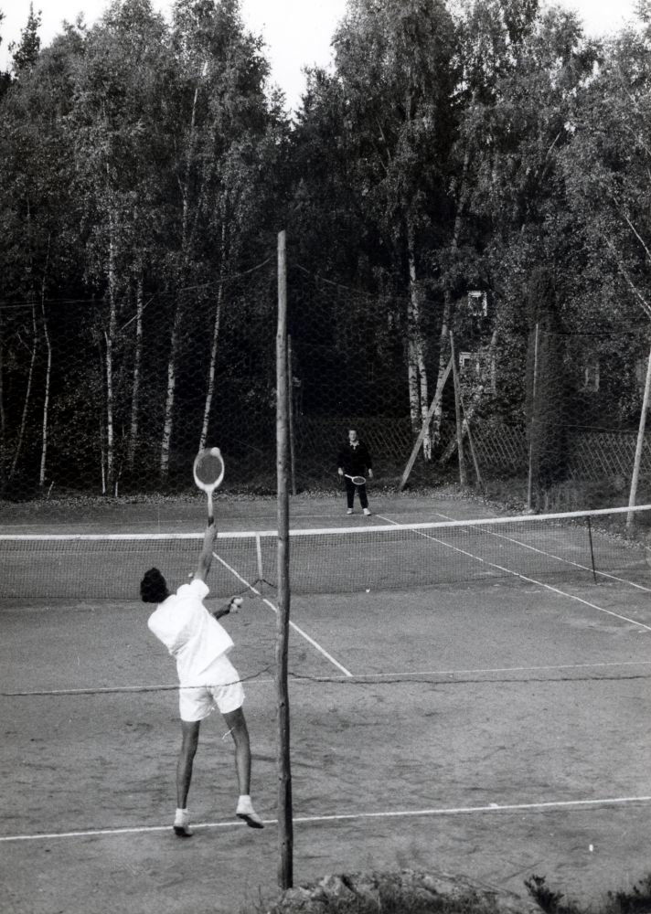 Malte Brunnberg har anlagt en privat tennisbana intill sin bostad vid Lingsbergsvägen Tennisbanan hyrs ut. Där har ett flertal kända tennisspelare, bl a Janne Lundqvist, deltagit i tävlingar