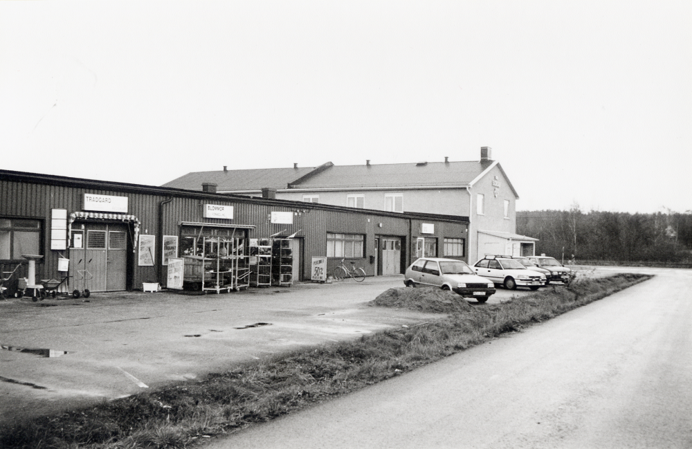 Företag vid Svedjevägen i Vallentuna.  I längan finns bl a Tuna växtvärk, Succé färg- och tapetlager, VVS-affär m m.  Tidiga morgnar hämtar tidningsbuden sina tidningar här.  Tidigare fanns även en ambulanscentral i västra delen av byggnaden.  T h syns SÖRAB:s lokaler, tidigare Vallentuna möbelindustri, som gick i konkurs i början av 1980-talet