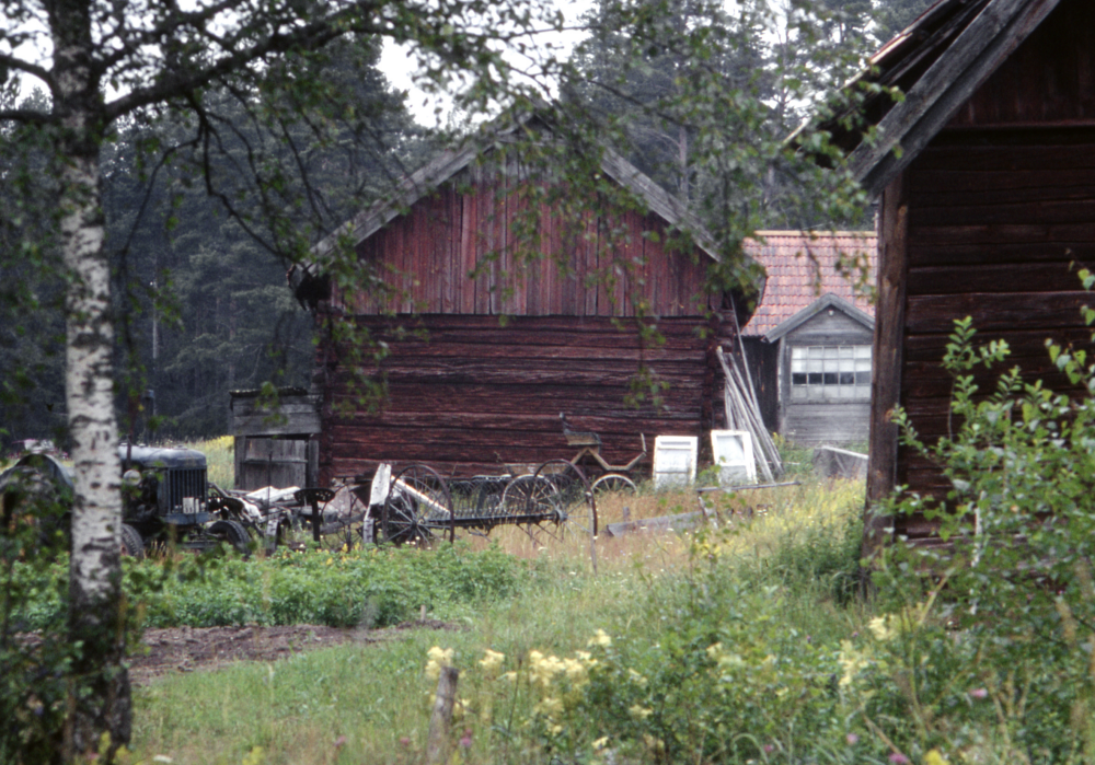Torpet Ängsberga hade 17 hektar och 5 dagsverken till Lingsberg. Fotografiet ingår i bildserien Några torp i Vallentuna 1970 som köptes av Vallentuna kommun. Dokumentationen gjordes mot bakgrund av den snabba förvandling av kulturlandskapet som skett och ännu sker. Många torp anlades under den svenska landsbygdens folkökning under slutet av 1700-talet och decennierna framöver. Dessa torp och små gårdar försvinner alltmer då de inte längre är lönsamma. Kulturmiljö.