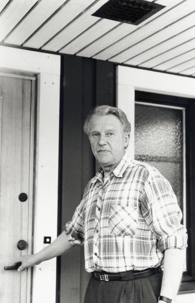 Karl-Gustav, K-G,  Jonsson föddes 1927 och arbetade som tågklarerare vid Vallentuna station 1953-1963.  Han var  gift med Siv Johansson  från Oppgården i  Kragsta i västra Vallentuna, där familjen drev jordbruket. Under många år  var K-G ombud för Länsförsäkringar och förestod senare deras kontor i Vallentuna. Han har också varit kommunalpolitisk aktiv i centerpartiet