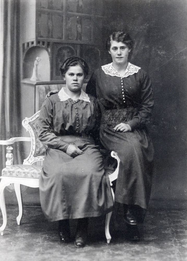 Lisa Kraft, gift Mattsson och Lilly Kraft (Olga Linnéa Karolina f 11/9 1900), gift Mattsson. 

Uppgift om fotoår saknas, men troligen början av 1920-talet.