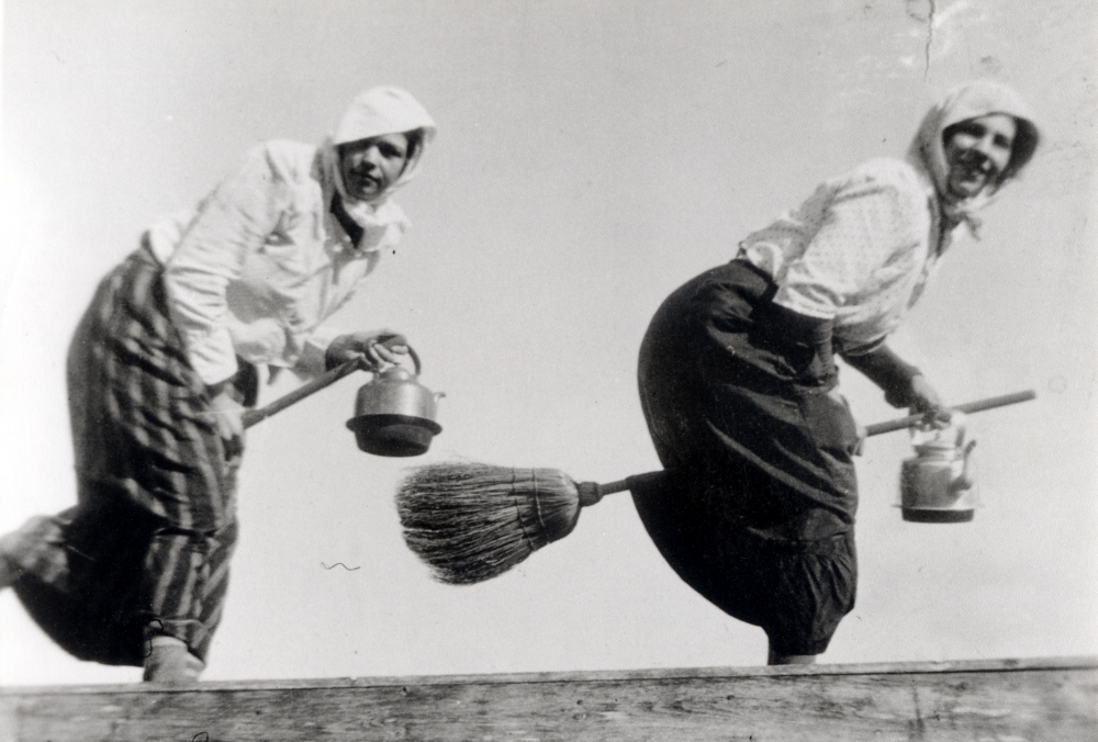 Påskkärringar på taket till dasset vid Helgö gård.  Fr v Svea Helgöstam och Signe Helgöstam.  Dasset byggde brodern Fredrik 1914