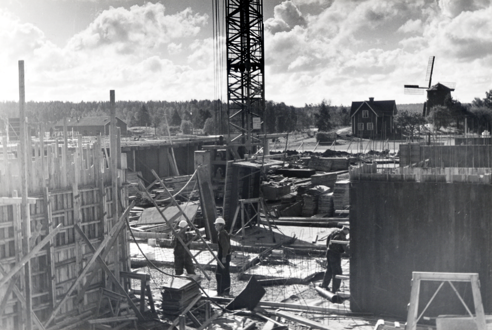 Vallentunas nya pensionärshem Väsbygården byggs vid den plats där den gamla Väsby gård låg.  Fr v syns ladugården vid Vallentuna prästgård, Kvarnvillan och Väsby kvarn