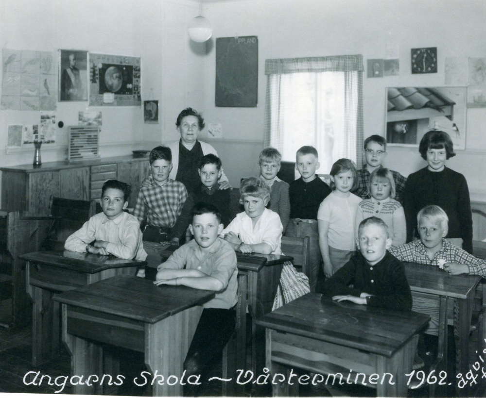 Lärarinnan Ingrid Lindell tillsammans med skolbarnen i klassrummet i Angarns skola vårterminen 1962.
