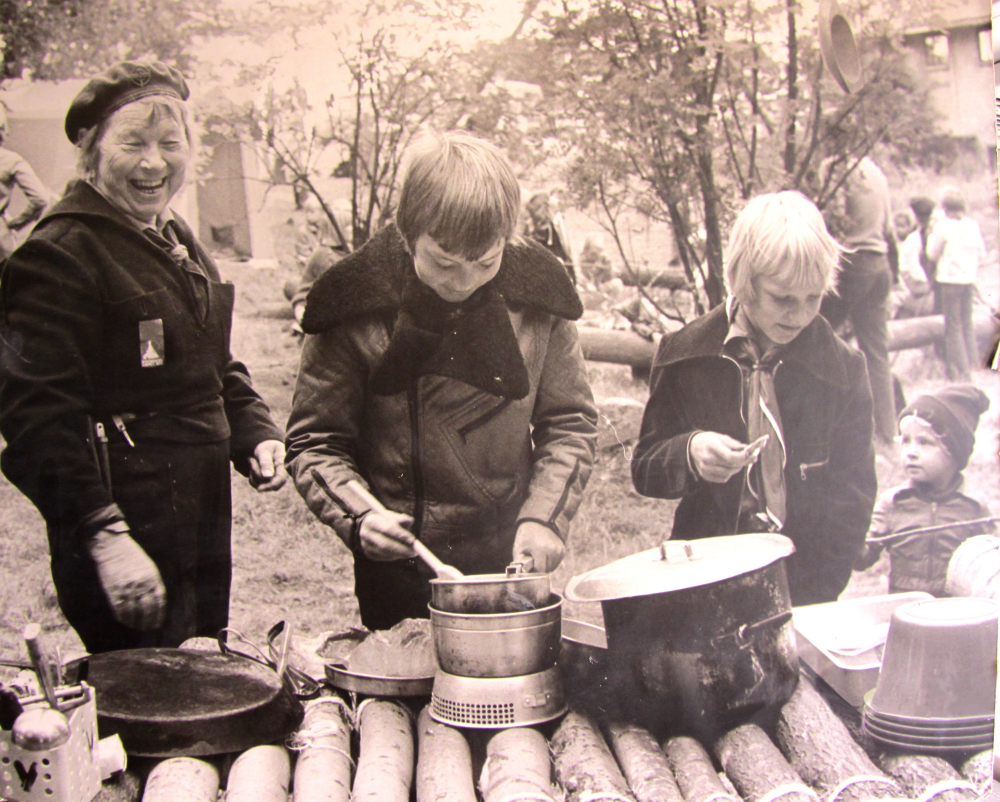 Under 1970-talet hade scouterna sina lokaler ovanpå 4H-gården Stall Maja som låg bredvid Hammarbacksskolan. Anna-Brita Dahl, som kallades Mums, grundade Vallentunaavdelningen inom Nykterhetsrörelsens Scoutförbund, NSF, 1955. Scouterna ordnade läger varje sommar, gick på hajker och drev intensiv verksamhet i och runt sina fina lokaler med scoutvänlig omgivning.   
Den 23 augusti 1977 brann Stall Maja ned. 
Scouterna, som just var hemkomna från läger, förlorade en stor del av sin utrustning flyttades till kommunens tomma fastighet på Åbyholmsvägen.