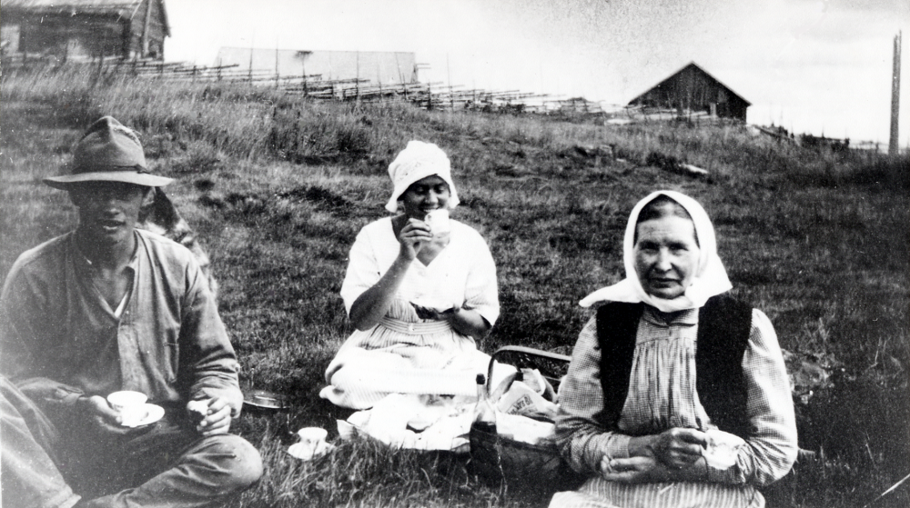 Kafferast under arbetet på Ubby gård. Fr v Ruben Rönn, okänd flicka och modern Lovisa Rönn. Ruben Rönn föddes 1898 på Åbyholms gård i Vallentuna och var son till den siste indelte soldaten i Vallentuna Johan August Rönn