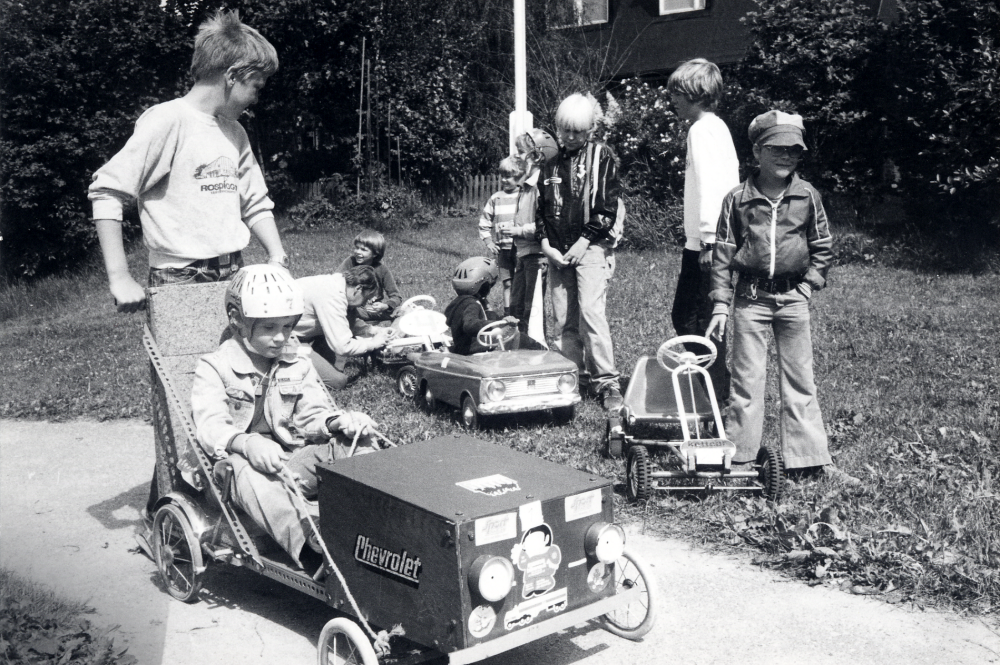Lådbilstävling  i  Villaföreningen Ekliden  i  Bällsta  Fr v  Mats Olsson   Jan Steiner   Staffan Lagergren   Fredrik Sandberg   Rani Dünkelberg   Ola Orling   Fredrik Lagergren   Jens Dünkelberg  okänd skymd person,  Robert Heidmark   Mikael Hillbo