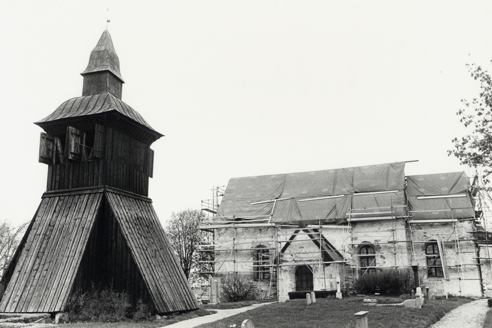 Frösunda kyrka renoveras och får nytt tak