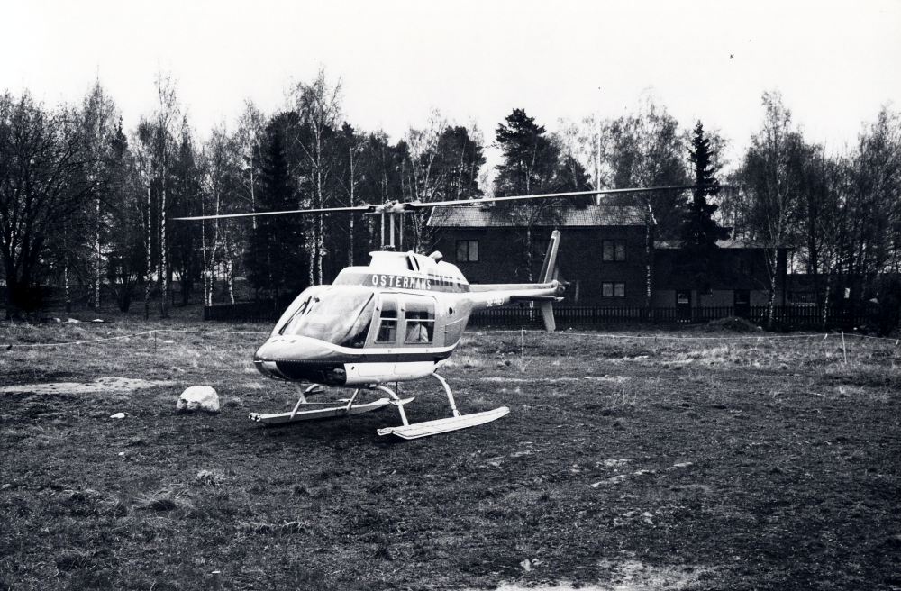 I samband med att Esso bensinstation firade 10-års jubileum? kunde barn och vuxna göra en rundtur med helikopter över Vallentuna den 7 till 9 maj. Pris 40 kr för barn under 12 år och 60 kr för vuxna. Start och landning skedde på gärdet bakom bensinstationen i korsningen Stockholmsvägen och Karlsbergsvägen