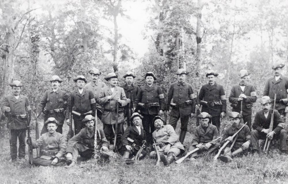 Landstormsmän i Kårsta vid mobiliseringen 1914. Bakre raden fr v nr 1 Johan Jansson Åkershov, nr 2 John Ohlin? nr 3 Otto Elmqvist nr 4 Oskar Österlund nr 6 Albert Törnkvist nr 9 Oskar Söderström Nedre raden fr v nr 1 Ivar Lindkvist Skräddar-Ivar nr 3 Erik Edlind nr 4 Bernhard Ahlgren