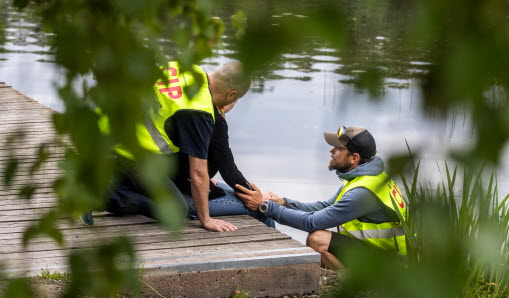 Person på brygga räddningsinsats