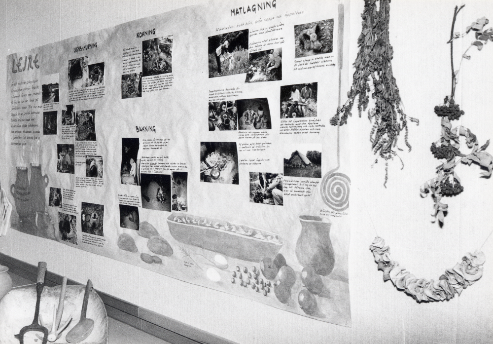 Utställningen  Vardagsliv på vikingatiden  visades i  Vallentunasalen  1-29 februari 1984 . För fullständiga uppgifter se: 040 05 06: 008. Skärmen visar hur  Vallentuna folkdansförening  presenterar  tillverkning av lerkärl och tillredning av mat sammanställd av  Inger Unnerstad