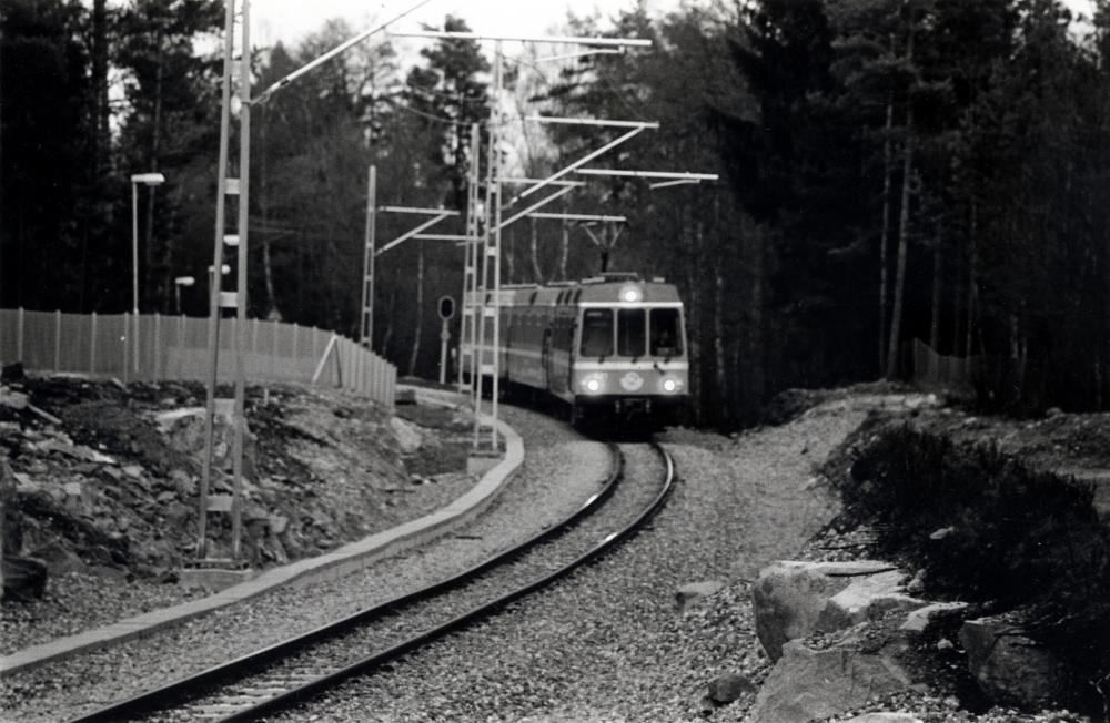 Kragstalund, ny järnvägsstation på Roslagsbanan.  Ett tåg från Stockholm kommer in på stationsområdet.  Lokförare är Gunnar Hillbo