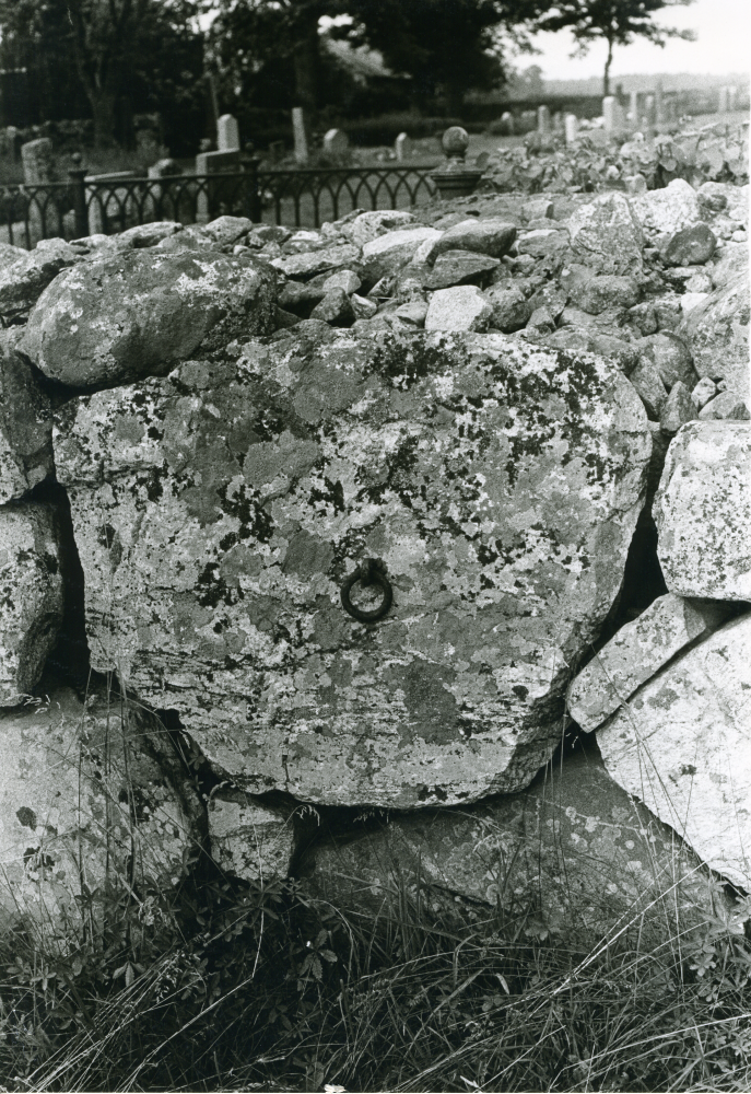 Järnring i muren vid Orkesta kyrka. Här ställde kyrkobesökarna upp sina hästar förr i tiden.
•Fotografiet ingår i bildserien ”Vardagsliv i Vallentuna kommun” av Rachael Gough-Azmier & Gunilla Blomé, Haga Studios HB.